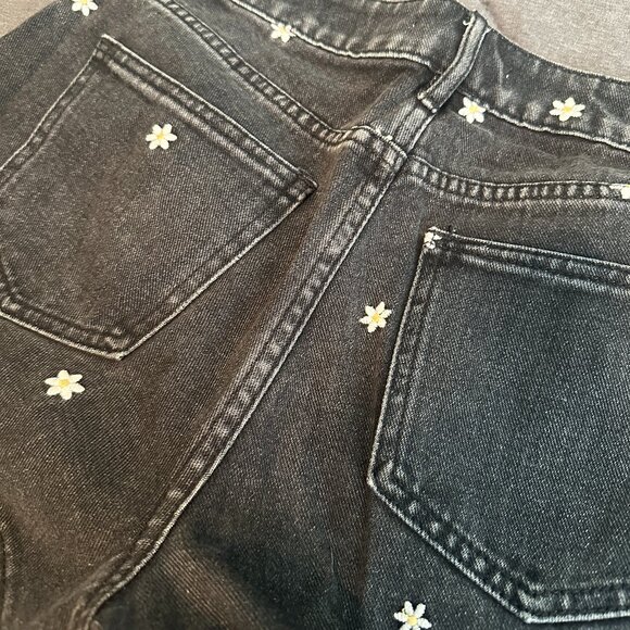 PacSun Black Daisy Embroidered Denim Mom Shorts - Picture 6 of 7